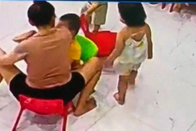 Hình ảnh cô N giật cùi chỏ vào mặt bé trai. Ảnh cắt từ clip.