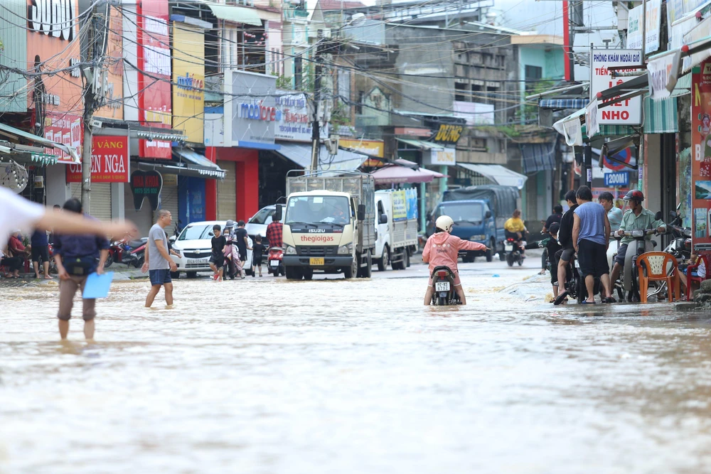 Lúc 9 giờ 30, nước bắt đầu rút chậm. Ảnh: TN