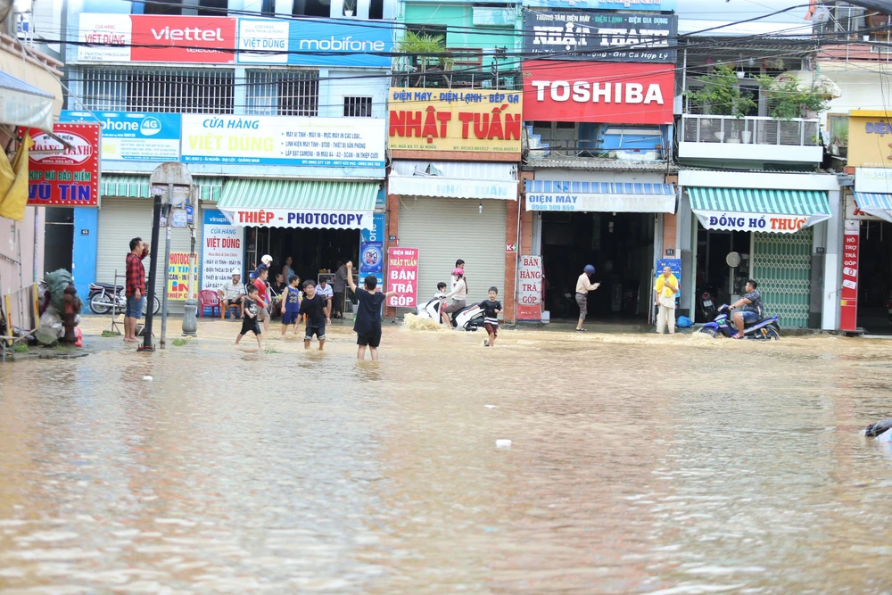 Khu vực ngã ba thị trấn Ái Nghĩa (huyện Đại Lộc) ngập sâu, giao thông có lúc bị chia cắt. Ảnh: TN