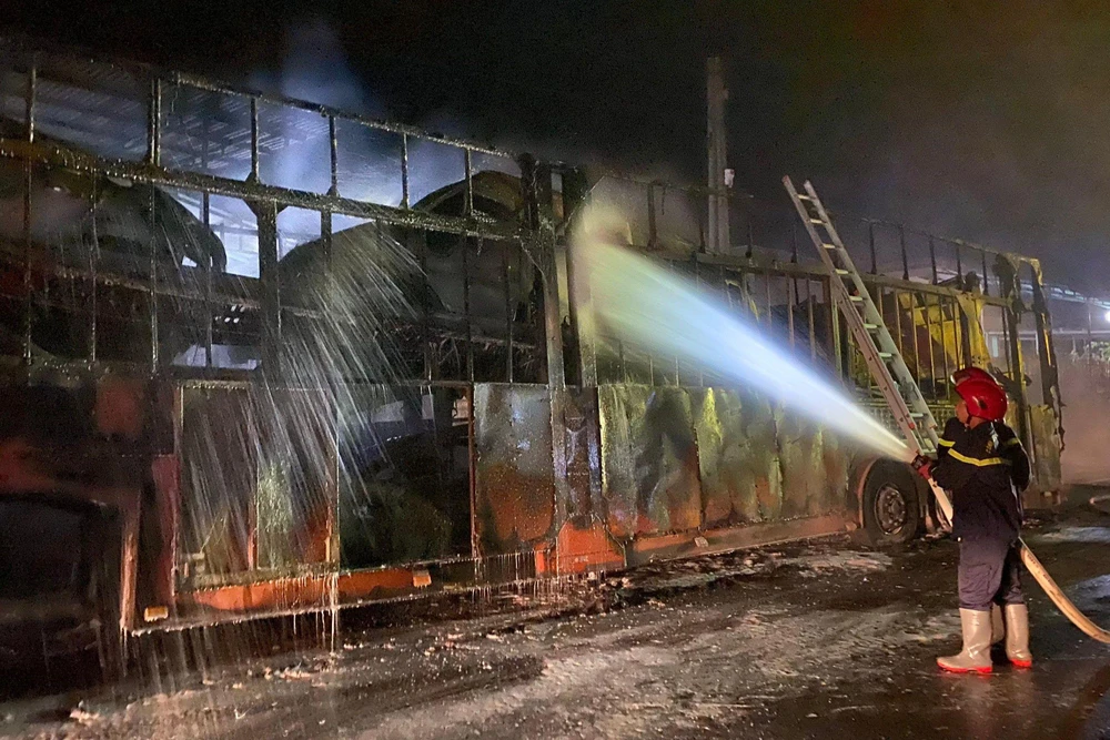 22 cán bộ Phòng Cảnh sát PCCC&amp;CNCH Công an tỉnh Quảng Ngãi được điều động đến hiện trường dập lửa. Ảnh: TN