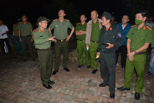 Thiếu tướng Nguyễn Đức Dũng (bìa trái) chỉ đạo tại hiện trường. Ảnh: CA