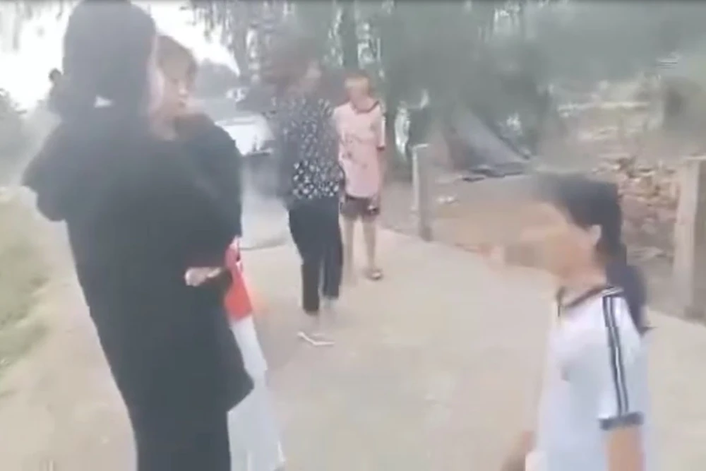 Sau khi đánh bạn, nhóm nữ sinh yêu cầu Q quỳ xuống, hứa không báo cáo sự việc cho ai biết.