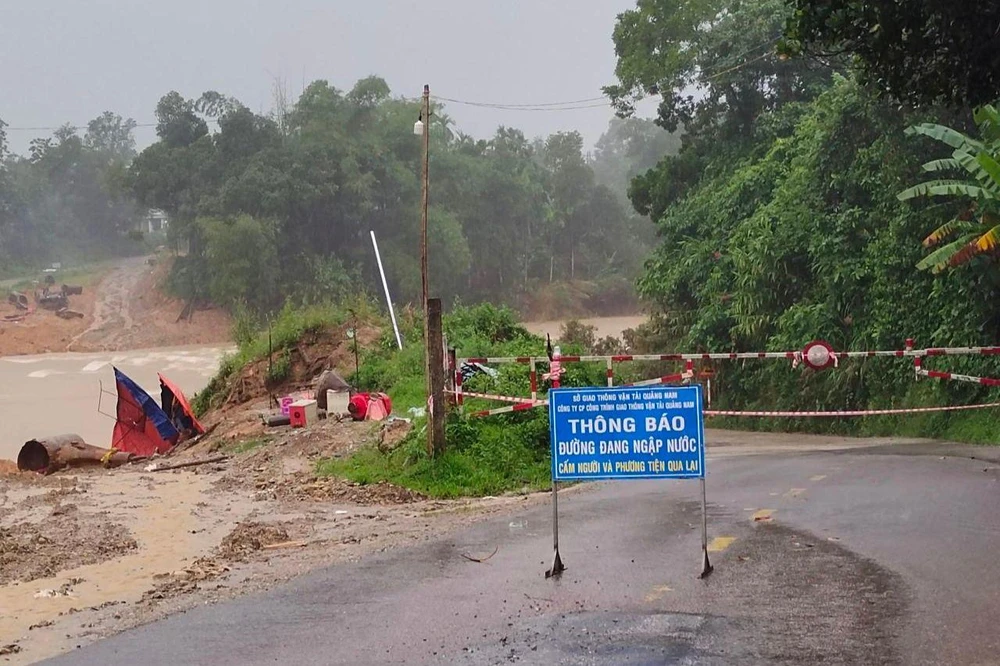 Quốc lộ 40B lên huyện miền núi Nam Trà My bị ngập sâu, chia cắt. Ảnh: TN