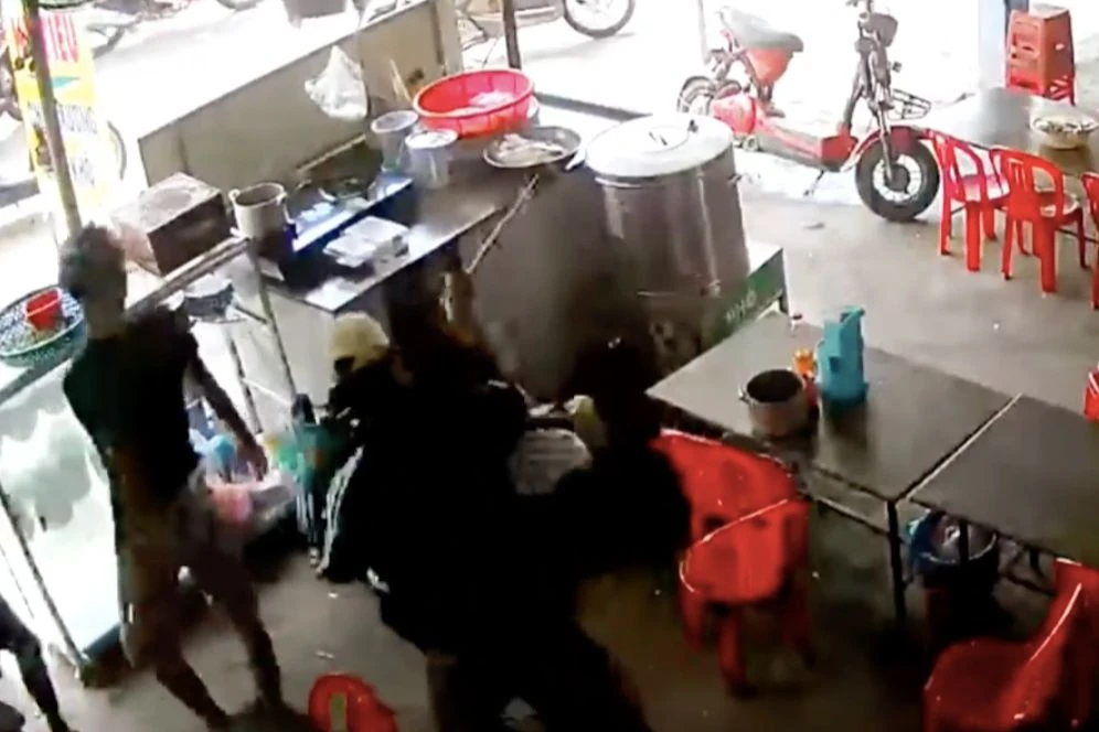 Một học sinh bị thương đang điều trị tại Bệnh viện đa khoa Thăng Hoa. Ảnh chụp từ clip.