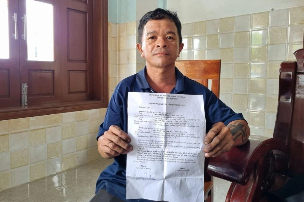 Ông Phụng bán căn nhà để mua đất do ông Nhân chỉ. Ảnh: TN