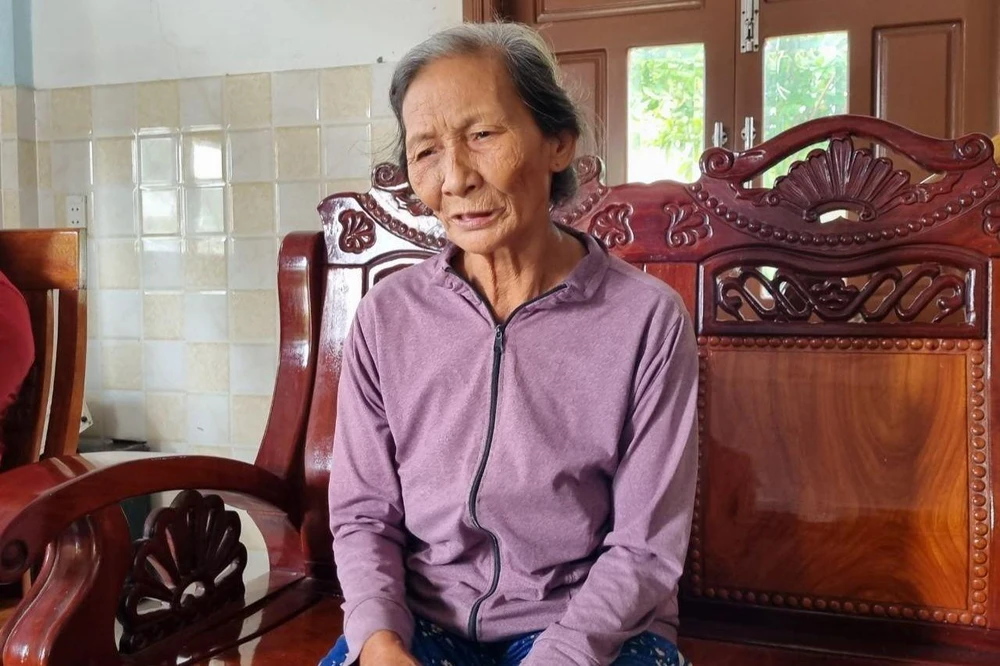 Bà Thành lo mất trắng 115 triệu đồng đã đưa cho ông Nhân nhờ làm sổ đỏ. Ảnh: TN