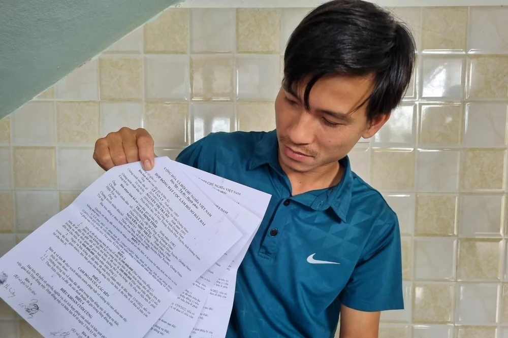 Vợ chồng anh Ly đặt cọc bốn lô đất với số tiền 700 triệu đồng. Ảnh: TN