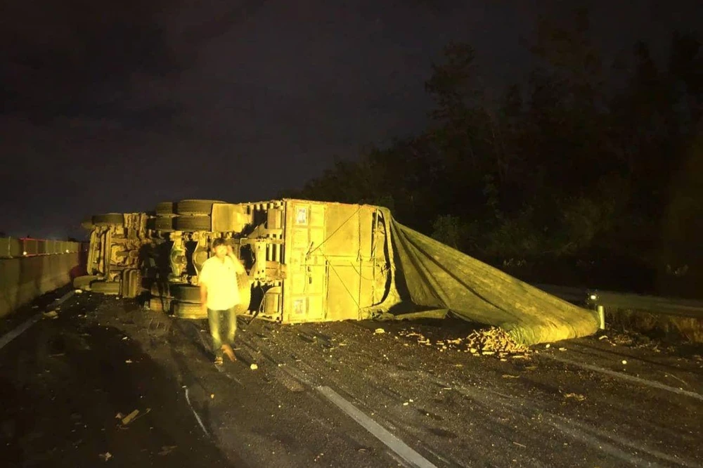 Xe tải lật chắn ngang đường trên Cao tốc Đà Nẵng - Quảng Ngãi.