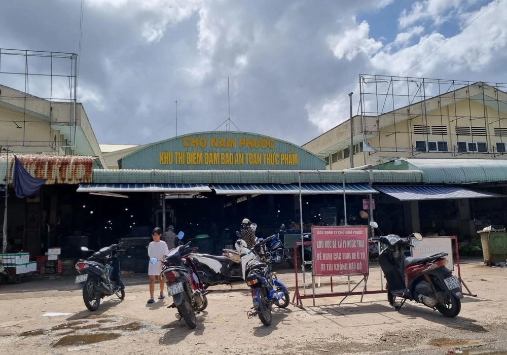 Hàng trăm tiểu thương chợ Nam Phước như ngồi trên đống lửa khi hay tin chủ hụi mất liên lạc. Ảnh: TN