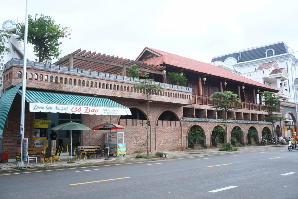 Công trình toạ lạc trên đường Triệu Quang Phục, phần phía sau xây trên đất lúa và đất thuỷ lợi, giao thông do Nhà nước quản lý. Ảnh:TTN