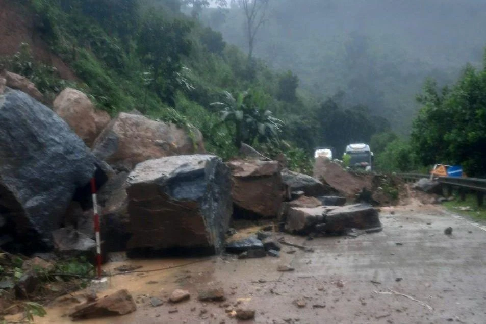Sạt lở trên đường Hồ Chí Minh khiến giao thông ách tắc. Ảnh: TN