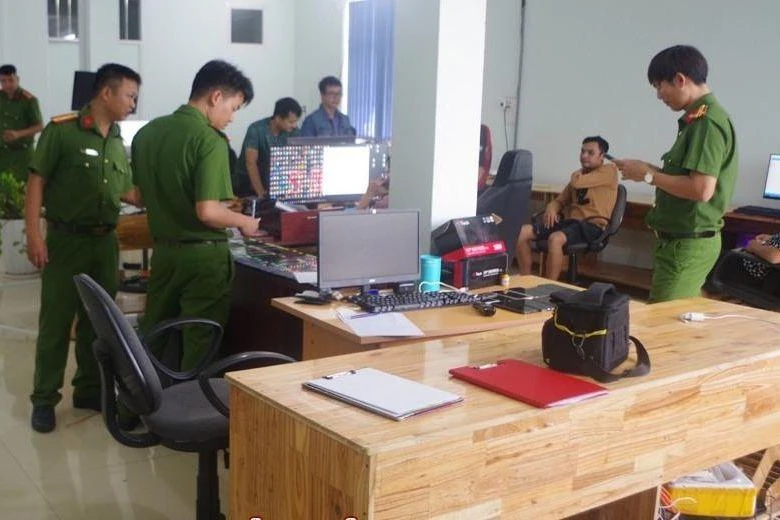 Công an khám xét Công ty S1 Media. Ảnh: CA