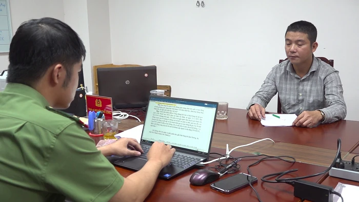 Công an tạm giữ 13/23 người tham gia đánh bạc và tổ chức đánh bạc. Ảnh: CA