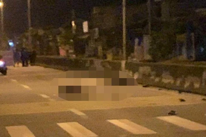 Xe máy tông vào dải phân cách và trụ điện khiến hai người chết tại chỗ.