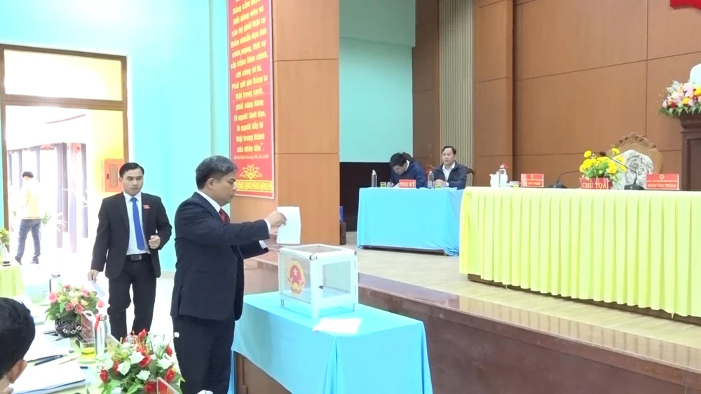 Đại biểu bỏ phiếu miễn nhiệm chức danh Trưởng Ban Dân tộc HĐND huyện Phước Sơn. Ảnh: TN