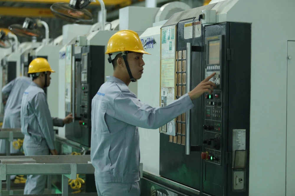 Công nhân làm việc tại Trung tâm cơ khí. Ảnh: TN
