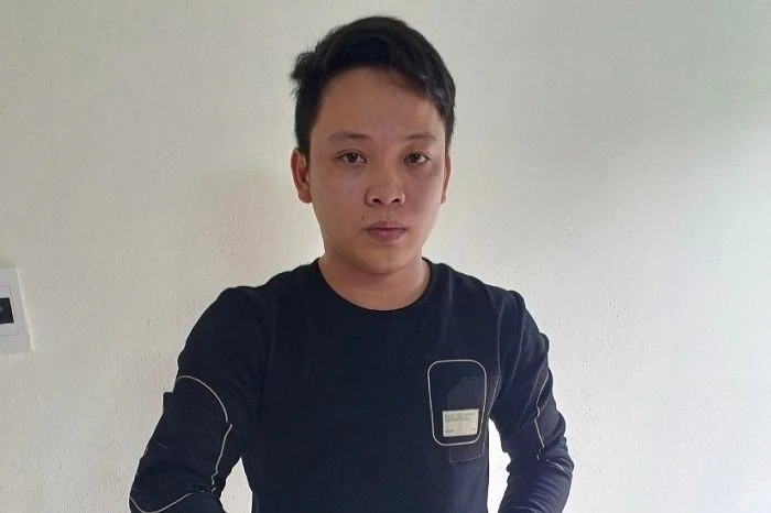 Công an thực hiện lệnh giữ người đối với Lê Hồng Thái. Ảnh: CA