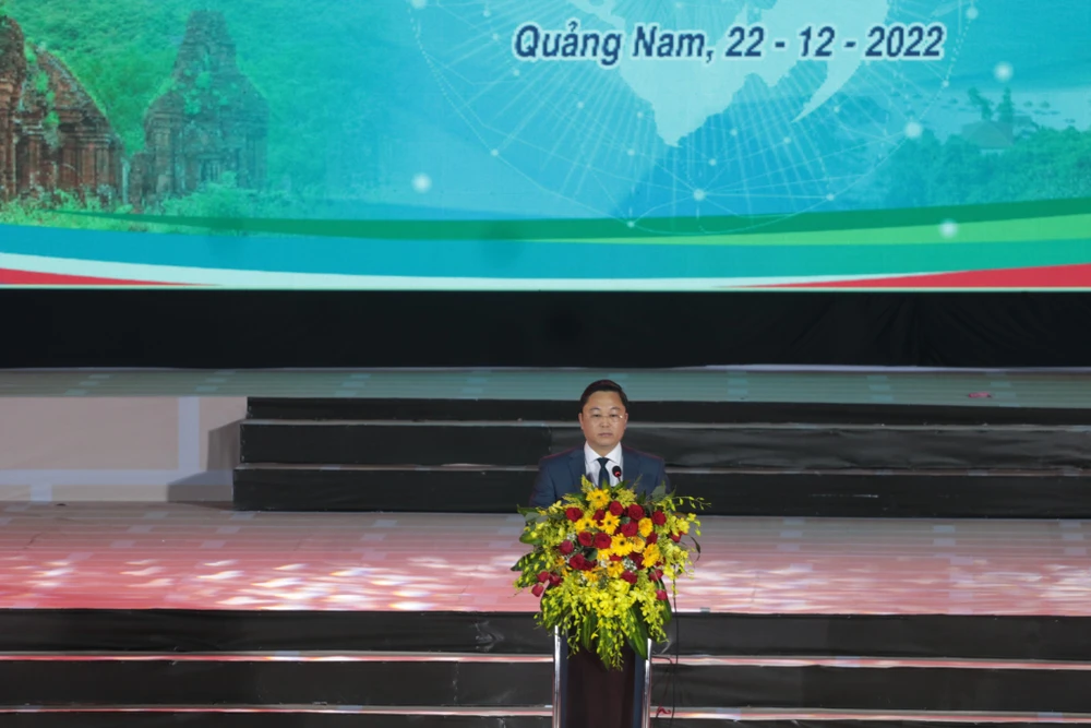 Chủ tịch UBND tỉnh Quảng Nam Lê Trí Thanh phát biểu tại lễ bế mạc Năm du lịch Quốc gia 2022 và khai mạc Năm Quốc gia khởi nghiệp 2023. Ảnh: TN