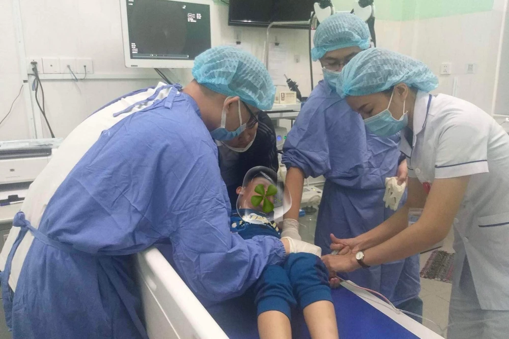 Các bác sĩ nội soi, gắp ra ngoài một đầu tua vít dài 3cm. Ảnh: BV Các bác sĩ nội soi, gắp ra ngoài một đầu tua vít dài 3cm. Ảnh: BV