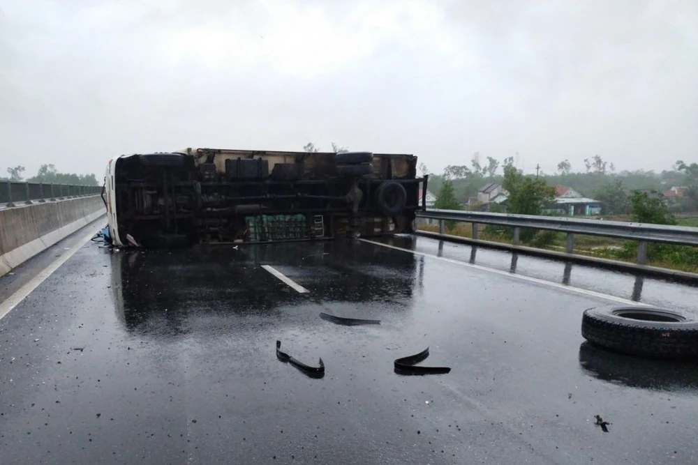 Xe tải lật trên cao tốc Đà Nẵng - Quảng Ngãi.