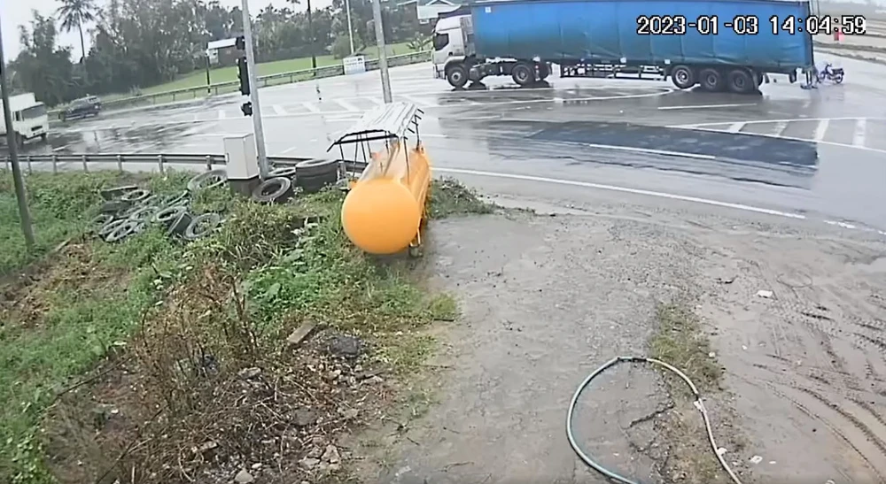 Tài xế dừng lại quan sát nạn nhân nhưng đã lái xe bỏ trốn khỏi hiện trường ngay sau đó. Ảnh cắt từ clip.