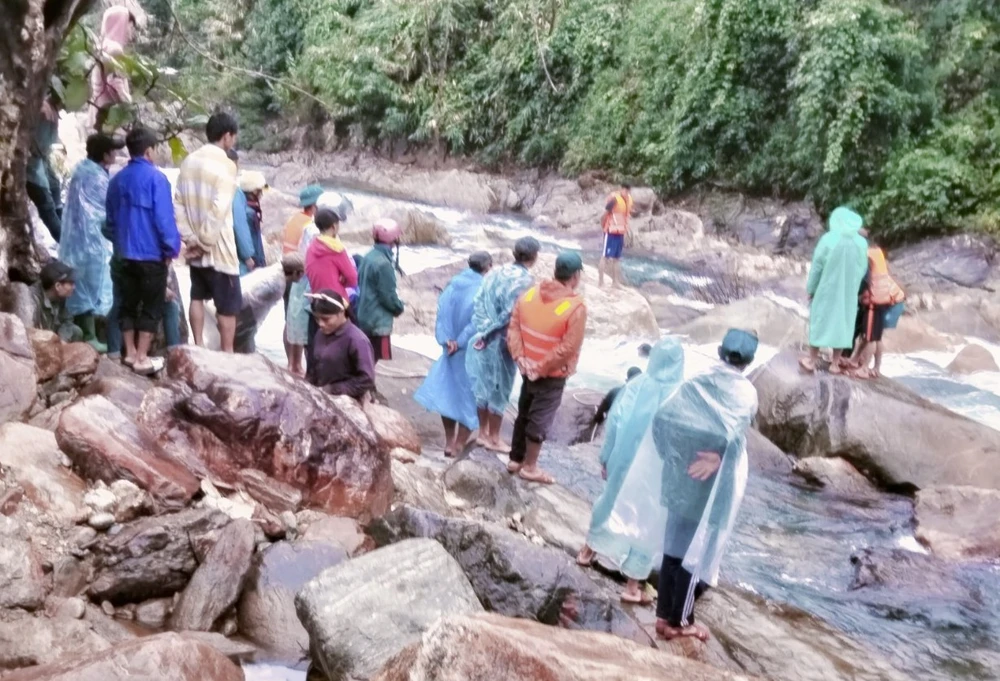 Em D không may trượt chân xuống suối mất tích. Ảnh: TN