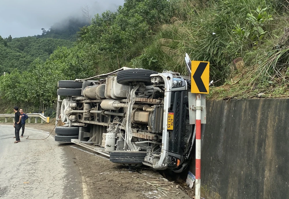 Xe tải đang chạy trên đường Hồ Chí Minh (đoạn qua tỉnh Quảng Nam) bất ngờ mất lái lao vào ta luy bên đường. Ảnh: TN