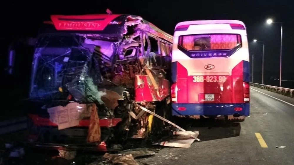 Xe chở cán bộ, nhân viên về quê ăn tết gặp nạn làm một người chết. Ảnh: CTV.