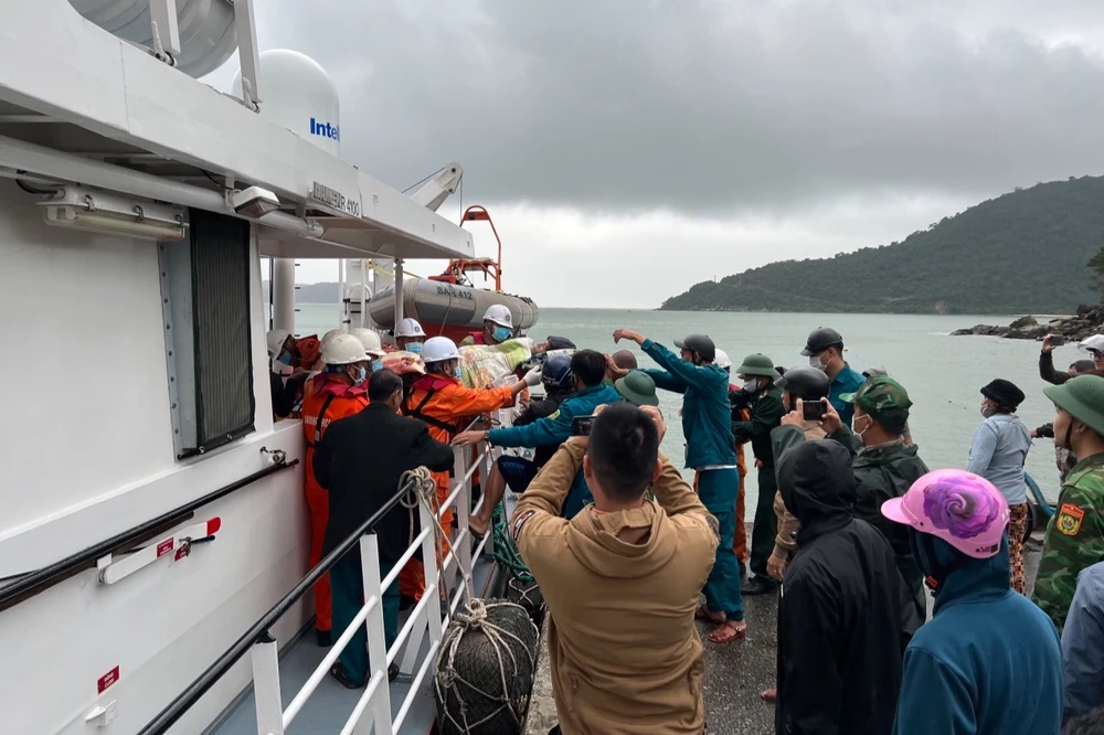 Đưa 2 người dân từ đảo Cù Lao Chàm vào bờ cấp cứu ngày cận Tết ảnh 2 Đưa 2 người dân từ đảo Cù Lao Chàm vào bờ cấp cứu ngày cận Tết ảnh 2