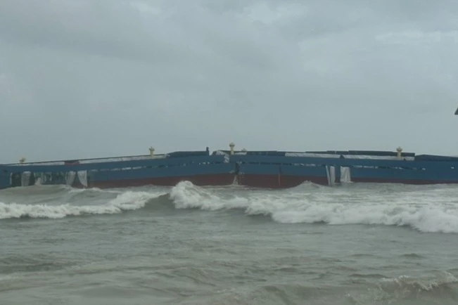 Tàu Hoàng Gia 46 đã gãy đôi. Ảnh: TN