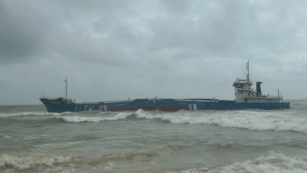 Tàu Hoàng Gia 46 mắc cạn trên vùng biển thị xã Đức Phổ, Quảng Ngãi. Ảnh: TN