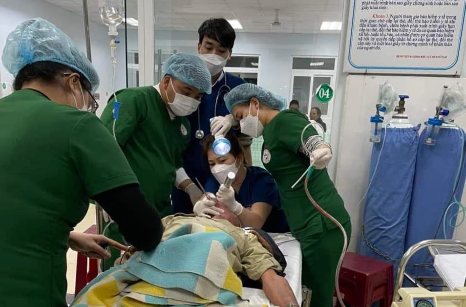 Các bác sĩ cấp cứu cho bệnh nhân T. Ảnh: BV