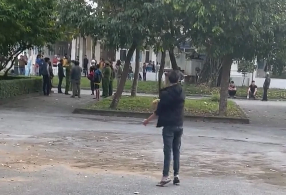 Sau khi xảy ra vụ việc đau lòng, lực lượng công an đến Bệnh viện Sản Nhi - Quảng Ngãi thu thập thông tin liên quan.