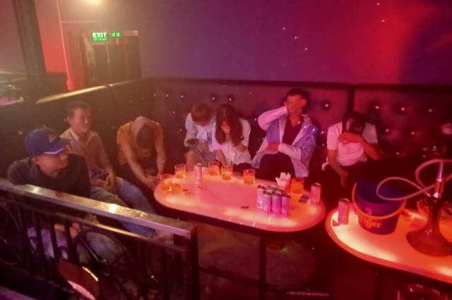 Thời điểm kiểm tra có 42 người là khách và nhân viên của quán. Ảnh: CA