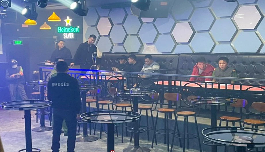 Công an kiểm tra tại quán 21 Club ở thị trấn Hà Lam. Ảnh: CA