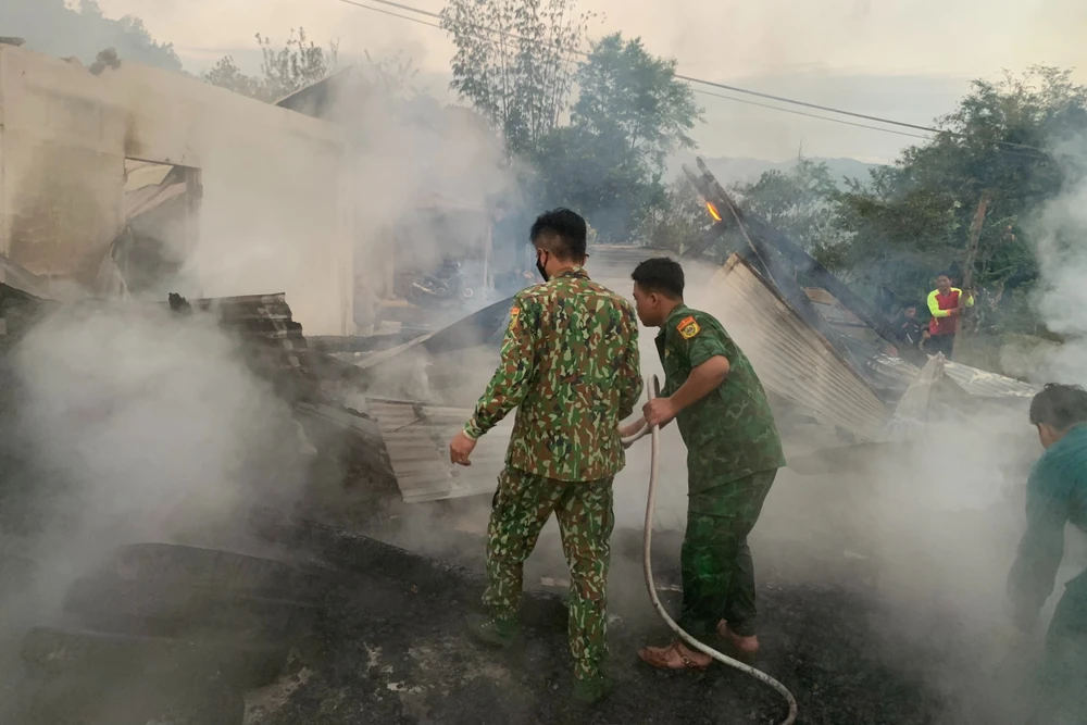 Nhận tin báo, lực lượng chức năng đến hiện trường dập lửa, hỗ trợ người dân. Ảnh: TN