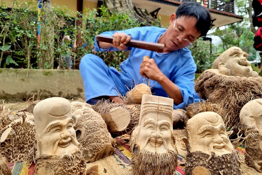 Theo nghệ nhân Huỳnh Phương Đỏ, để điêu khắc một gốc tre thành một tác phẩm nghệ thuật, người thợ phải nghiên cứu rất kỹ. Không có gốc tre nào giống gốc tre nào, mỗi gốc sẽ cho ra một tác phẩm khác nhau, cái khó nhất của người thợ là phác hoạ hình ảnh trước khi hoàn thiện tác phẩm.