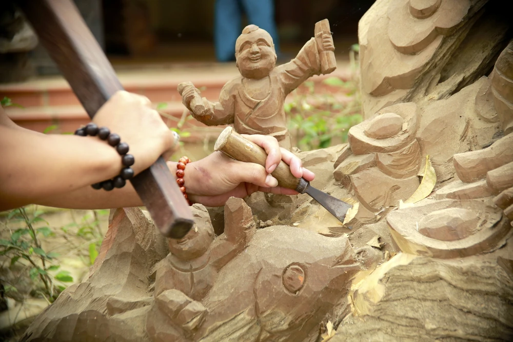 Ghé làng mộc Kim Bồng, ngắm nghệ nhân điêu khắc