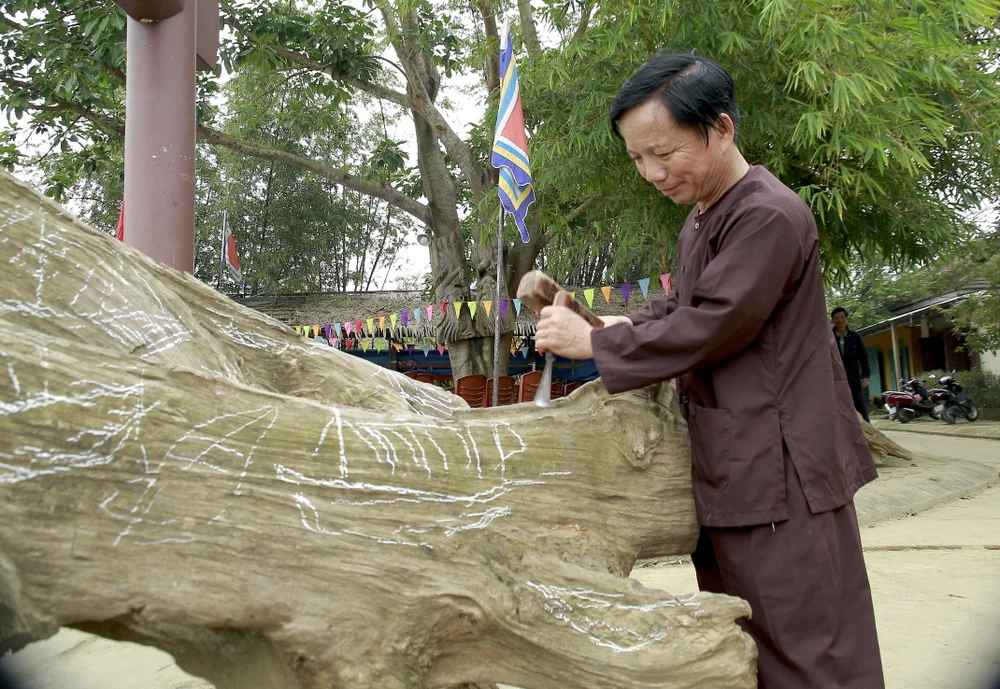 Tại khu vực cổng làng mộc Kim Bồng, nghệ nhân ưu tú Huỳnh Sướng miệt mài bắt đầu công đoạn đầu tiên cho tác phẩm 'Thương cảng Hội An'. Dự kiến, tác phẩm này sẽ được thực hiện trong vòng sáu tháng do ông và một nghệ nhân khác thực hiện.