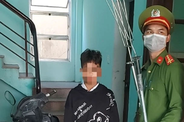 Cảnh sát khống chế một người trong nhóm và thu giữ tang vật. Ảnh: CA Cảnh sát khống chế một người trong nhóm và thu giữ tang vật. Ảnh: CA