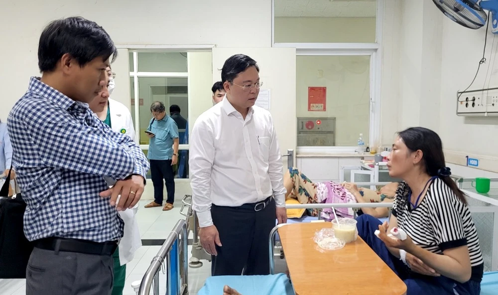 Chủ tịch UBND tỉnh Quảng Nam Lê Trí Thanh (áo trắng) thăm hỏi nạn nhân đang điều trị tại Bệnh viện đa khoa Trung ương Quảng Nam.