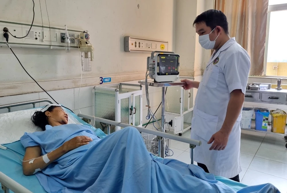 Bác sĩ thăm khám, theo dõi sức khoẻ nạn nhân bị thương đang điều trị tại Bệnh viện đa khoa Trung ương Quảng Nam. Ảnh: TN