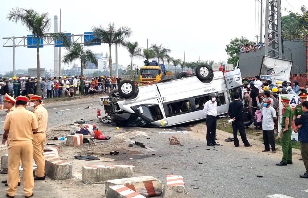 Tại hiện trường, chiếc xe khách hư hỏng nặng, lật ngược.