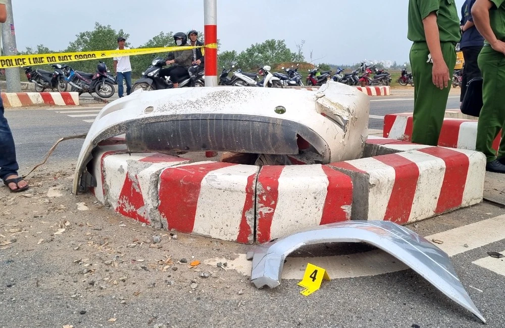 Cú va chạm mạnh khiến phần đầu xe khác hư hỏng nặng, các chi tiết văng ra ngoài.