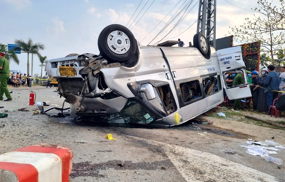 Lúc 4 giờ sáng cùng ngày, xe ô tô khách BKS 76B-006.60 chở theo 21 người từ Quảng Ngãi ra Thừa Thiên – Huế khám bệnh. Khi đến ngã tư đường ĐT619 giao với đường dẫn xuống cảng Tam Hiệp thì xảy ra va chạm với container.