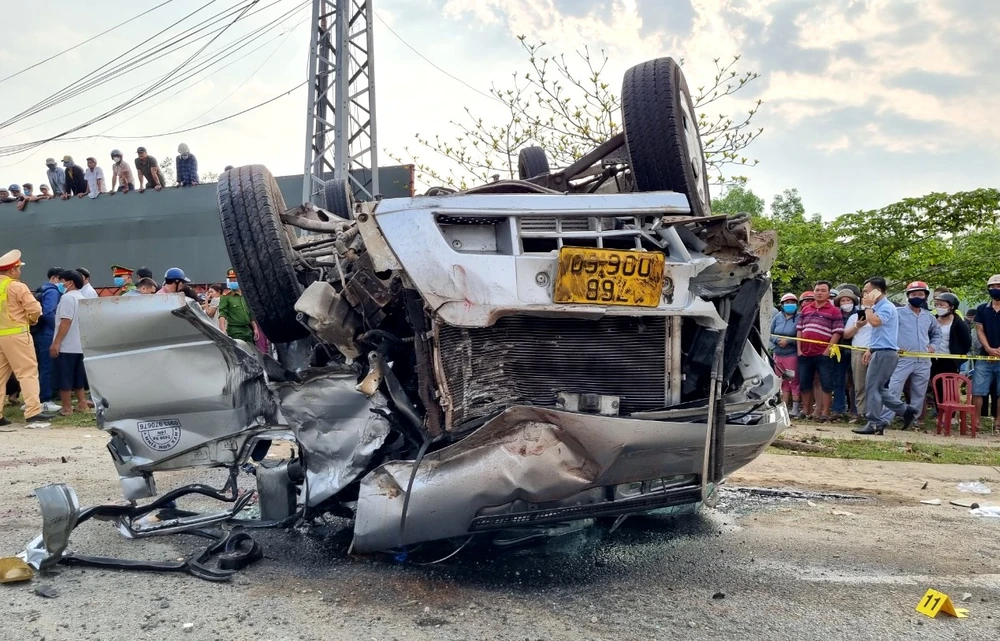 Vụ tai nạn khiến sáu người trên xe khách chết tại chỗ, hai người khác tử vong tại bệnh viện.
