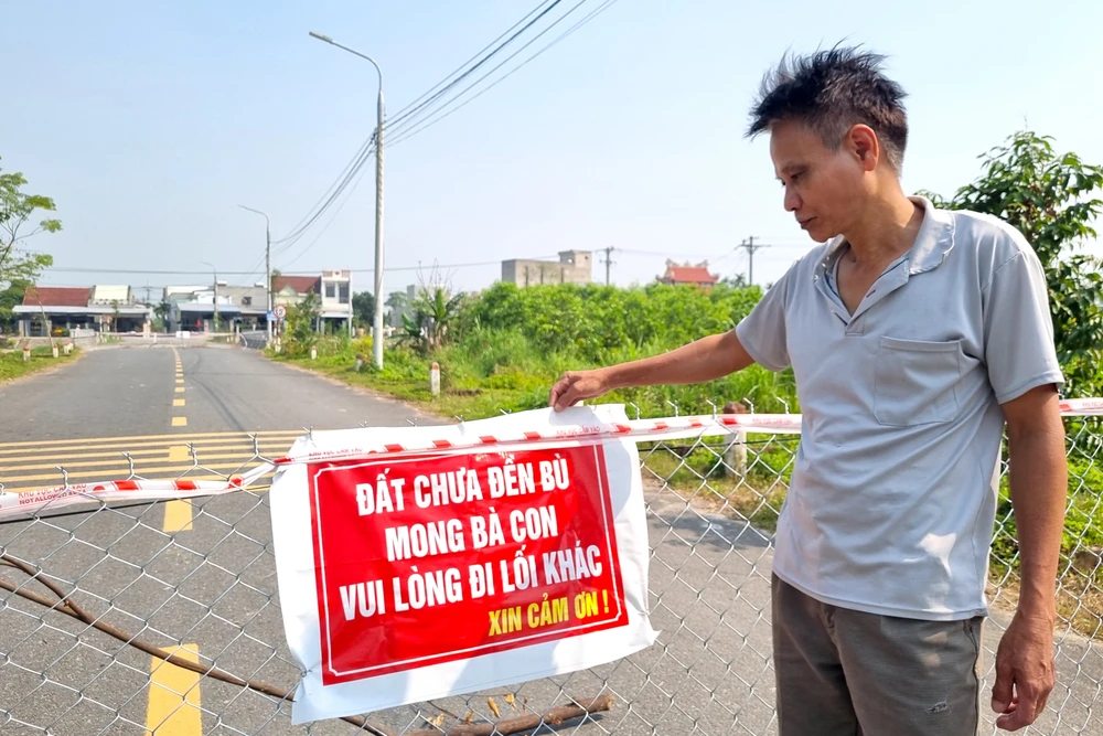 Ông Thu cho rằng gia đình chỉ rào phần đất của gia đình mình, do nhà nước chưa có quyết định thu hồi. Ảnh: TN