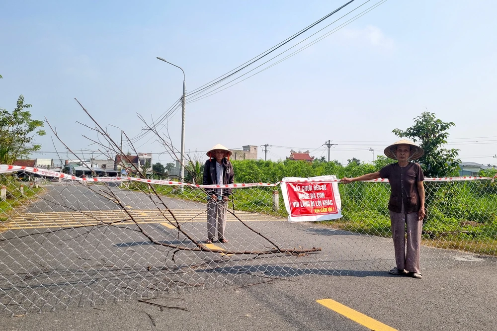 Người tham gia giao thông khi đến vị trí bị chặn lại phải rẽ sang hướng khác. Ảnh: TN
