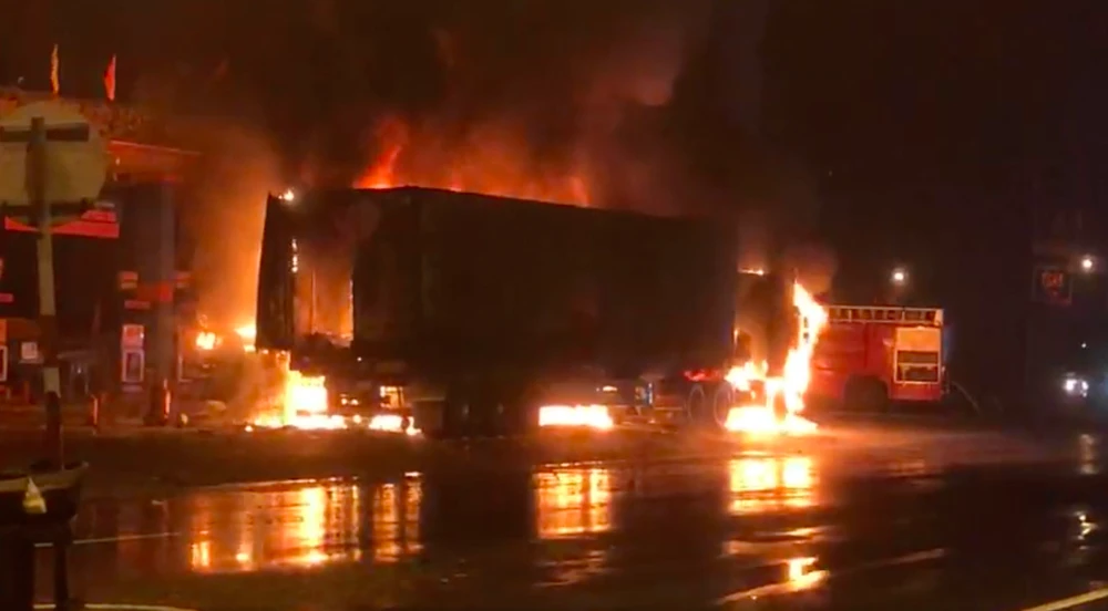 Hai chiếc xe bốc cháy ngùn ngụt.