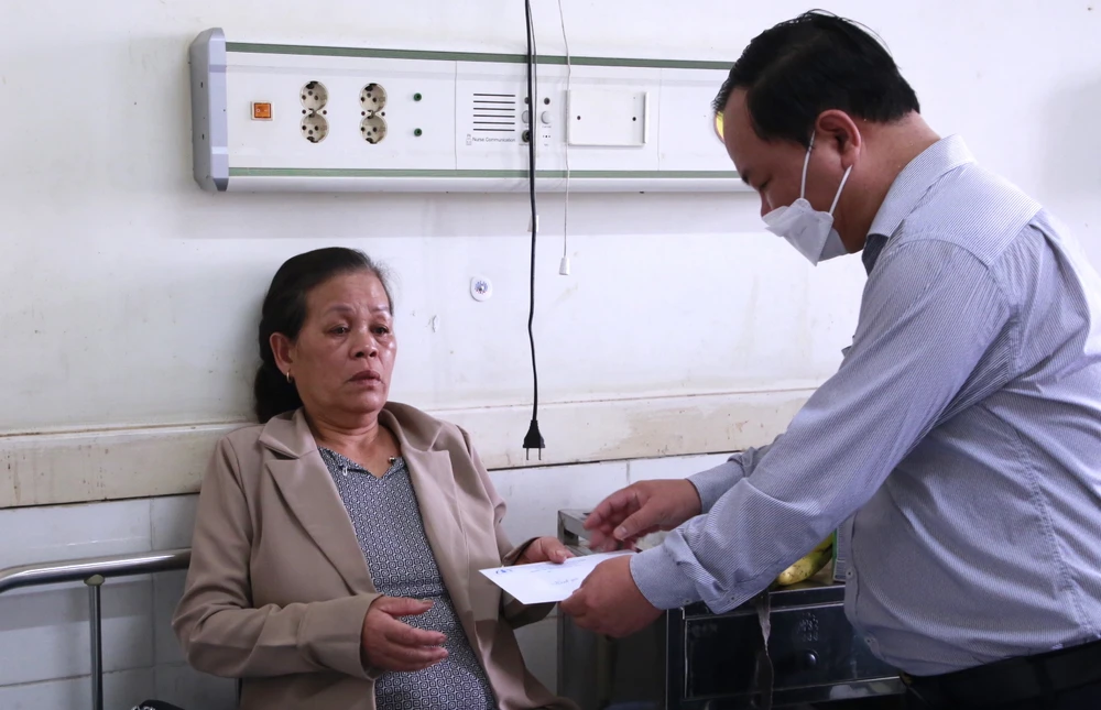 Phó Chủ tịch UBND tỉnh Quảng Nam Nguyễn Hồng Quang thăm hỏi, động viên nạn nhân trong vụ tai nạn giao thông làm 10 người chết hôm 14-2. Ảnh: TN